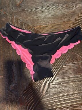 Women’s Scalloped Edge Bikini Bottom - Black/Pink